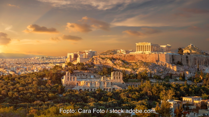 Blick auf die Akropolis von Athen beim Sonnenuntergang.