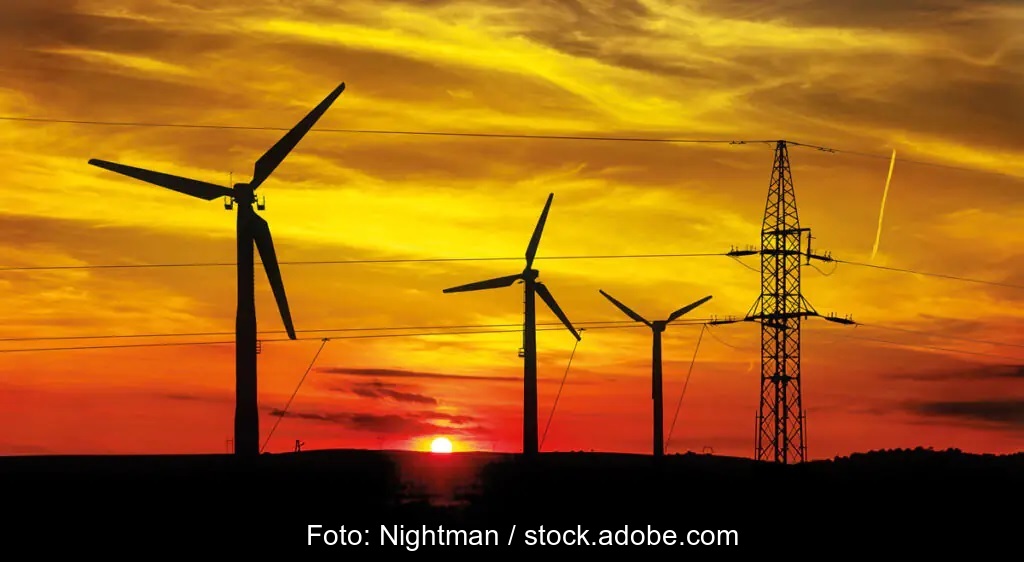 Zu sehen sind Windenergie-Anlagen an Land vor untergehender Sonne. Der Bund will mit dem Wind-an-Land-Gesetz den Windenergieausbau voranbringen.