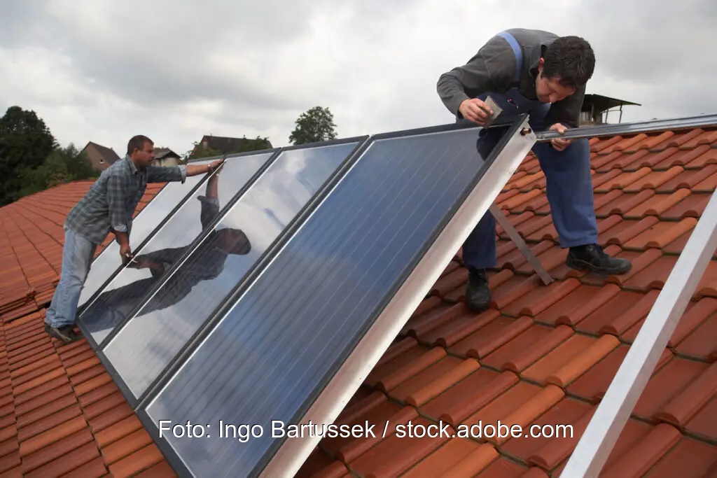 Zu sehen ist die Montage einer Solarthermie-Anlage, mit der die in Baden-Württemberg festgelegten Mindestanforderungen an erneuerbare Energien in der Wärmeversorgung erreicht werden.
