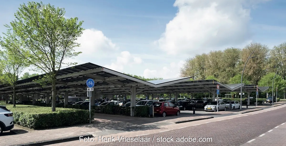 Im Bild eine Parkplatzüberdachung mit Photovoltaik.