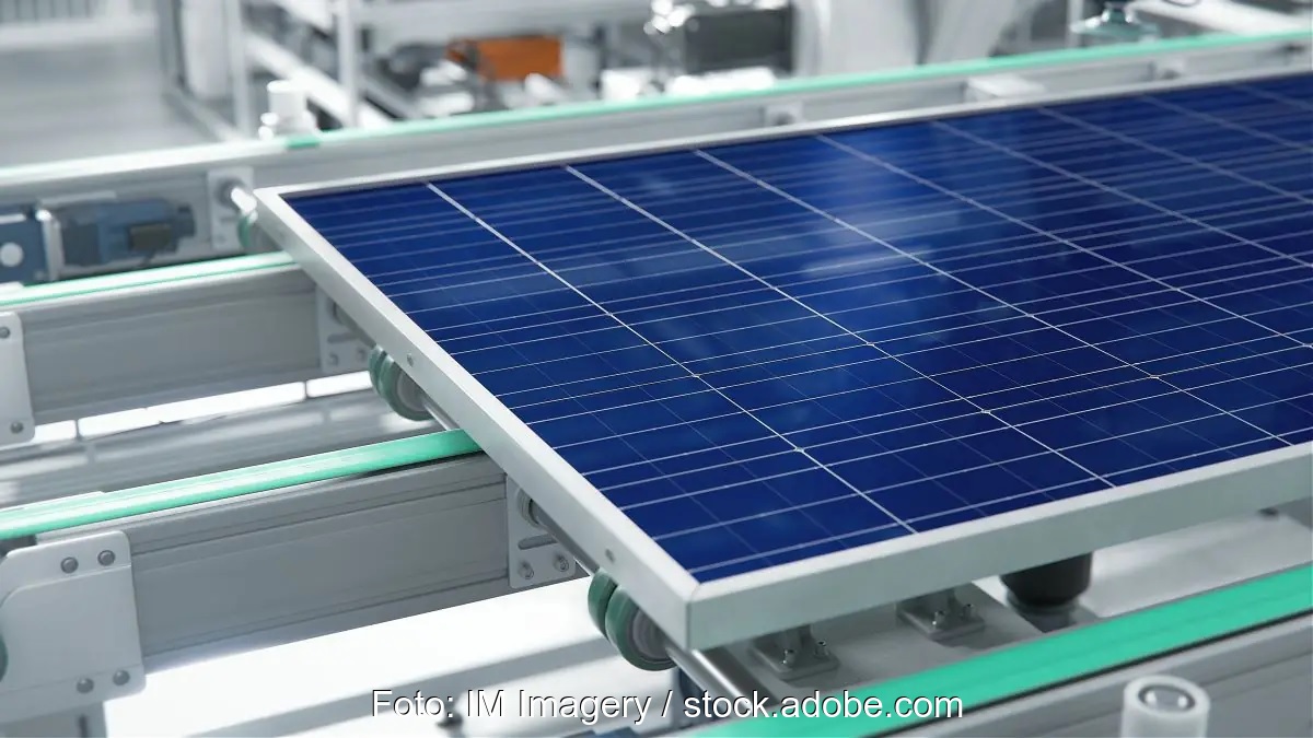 Im Bild eine Photovoltaik-Fertigung. Das European Solar Manufacturing Council begrüßt den Net-Zero Industry Act.