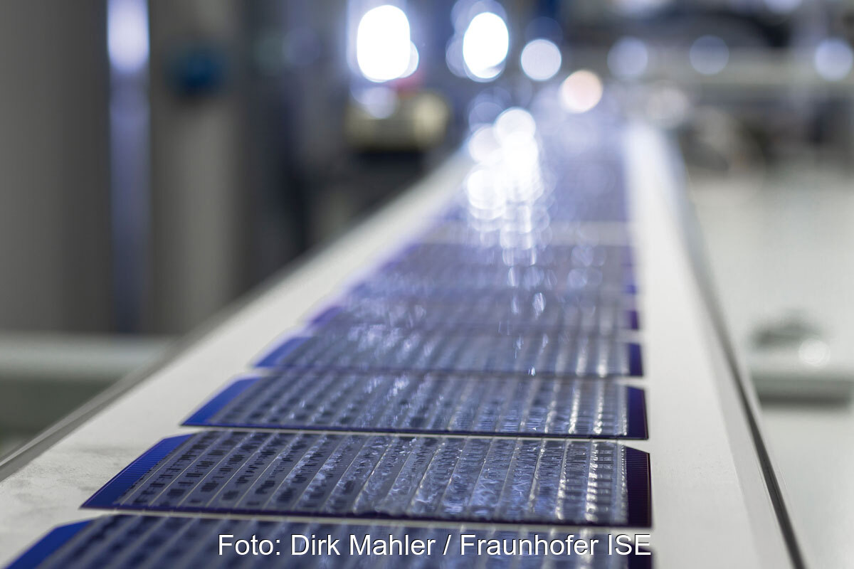 Photovoltaik-Zellstring, fotografiert im Module-TEC, einem Labor des Fraunhofer-Instituts für Solare Energiesysteme (ISE)