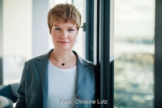 Im Bild Carolin Dähling, Bereichsleiterin Politik und Kommunikation bei Green Planet, die die neue Verordnung zur Solarpflicht in Hamburg kommentiert.