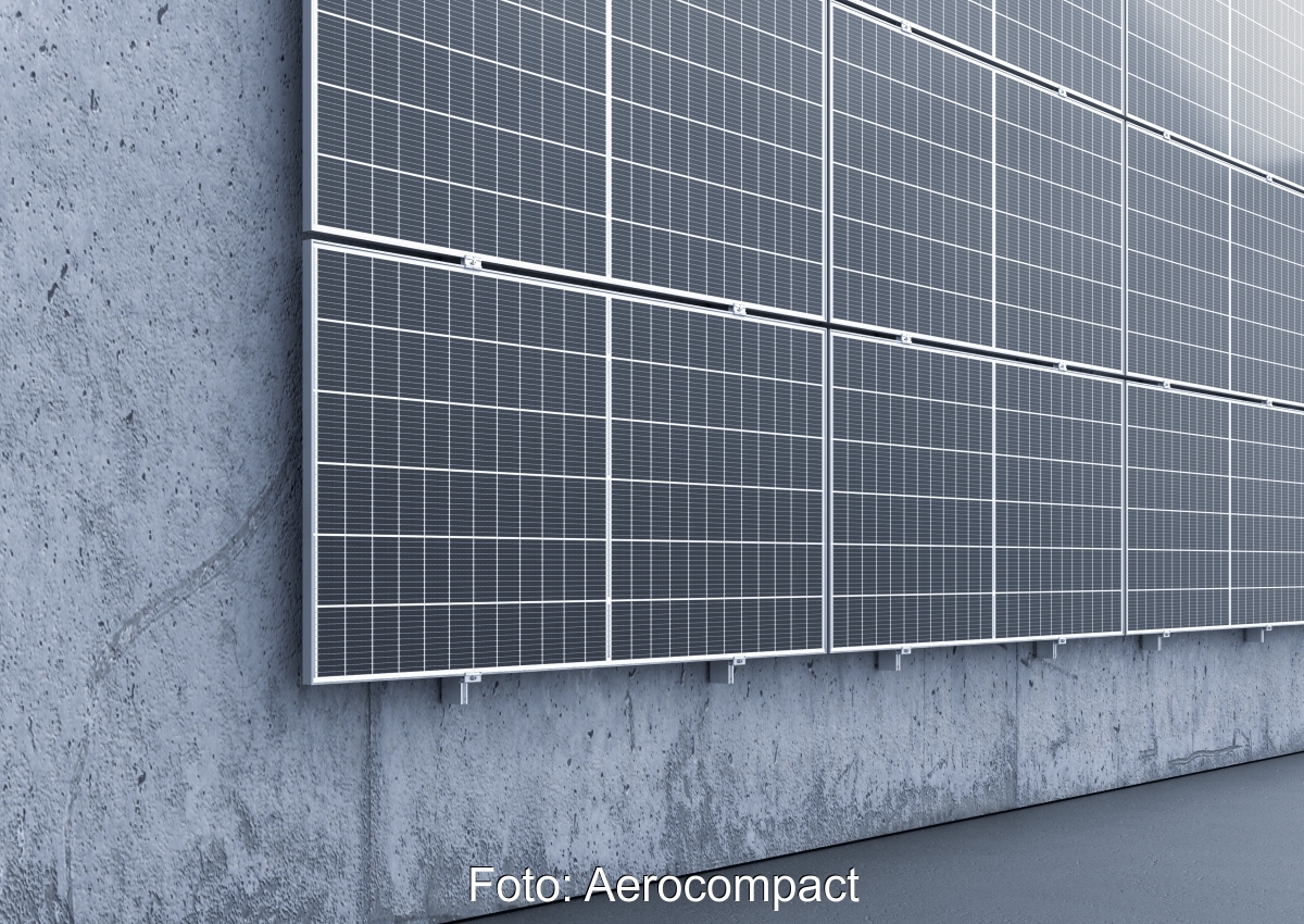 Ein Solarmodul ist auf einer Betonfassade befestigt.