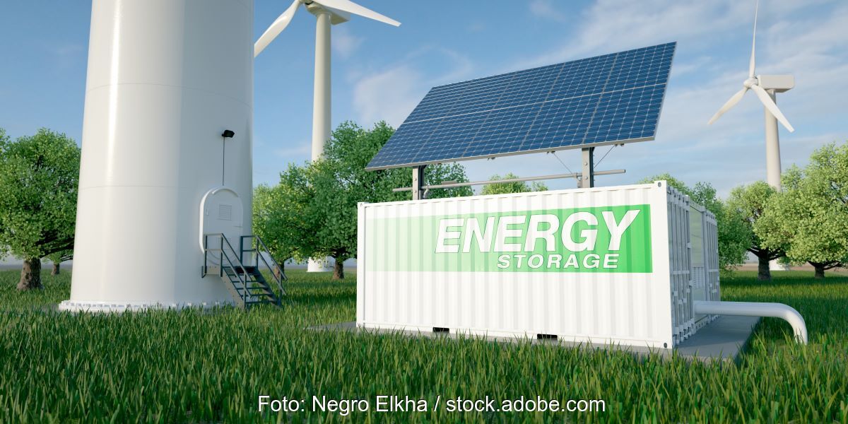 Fotomontage zeigt Energiespeicher mit Windkraftanlagen und Photovoltaik.