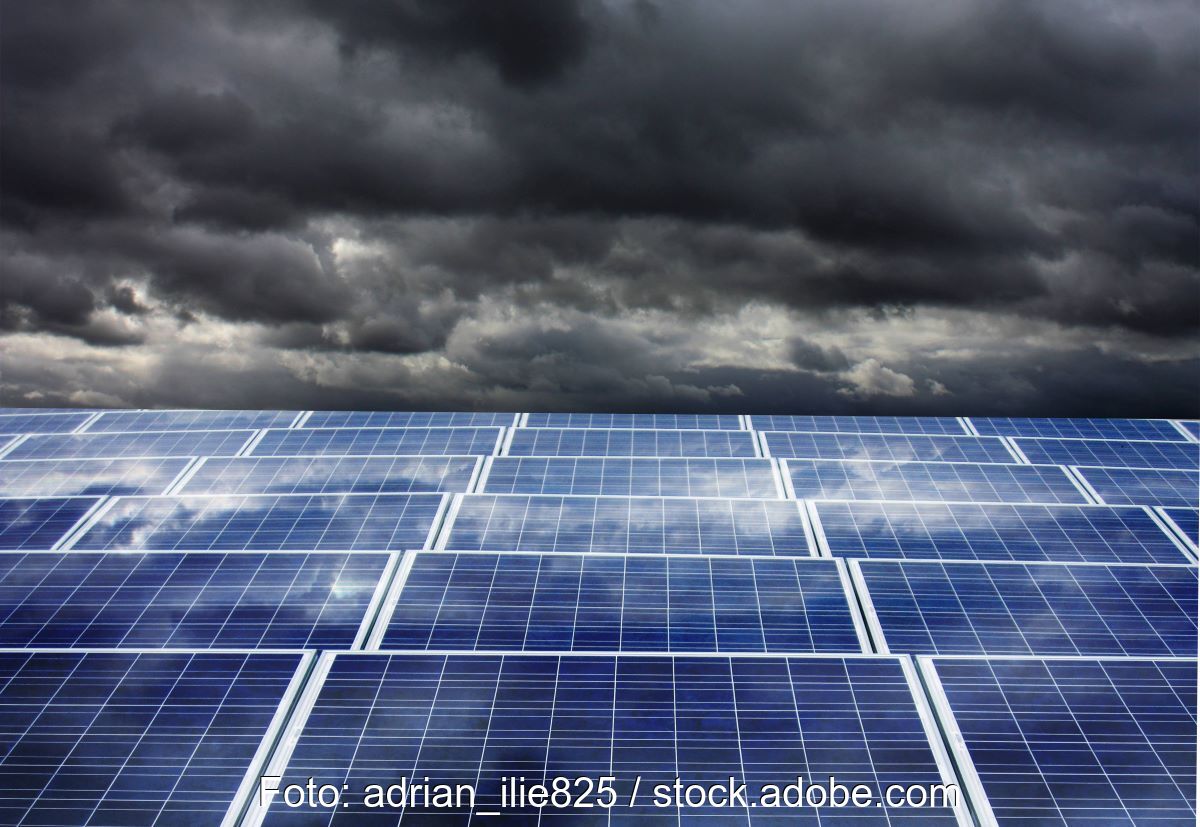 Photovoltaikanlagen vor anziehenden dunklen Wolken.