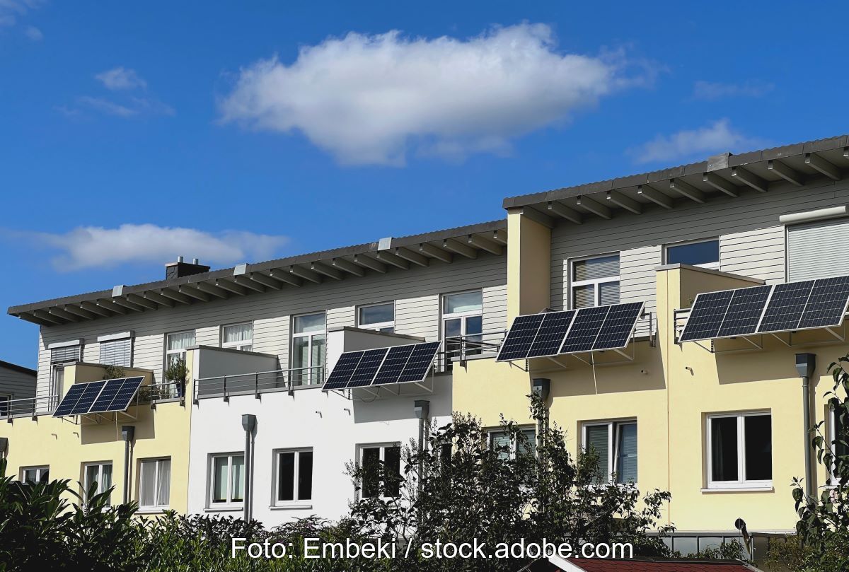 Reihenhäuser mit Balkon-Solaranlagen.