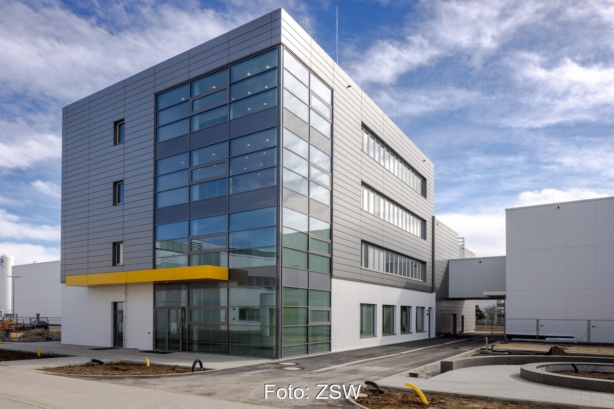 grauer Neubau mit Glasfassade an einer Ecke -PowerUp von ZSW Batterie-Materialien-Produktion