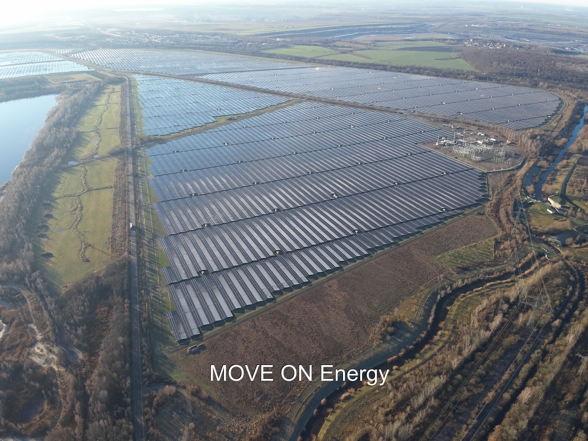 Luftbild von Photovoltaik-Aufnahme, die bis fast zum Horizont reicht - 650 MW Solarpark, der auch Blindleistung liefert.